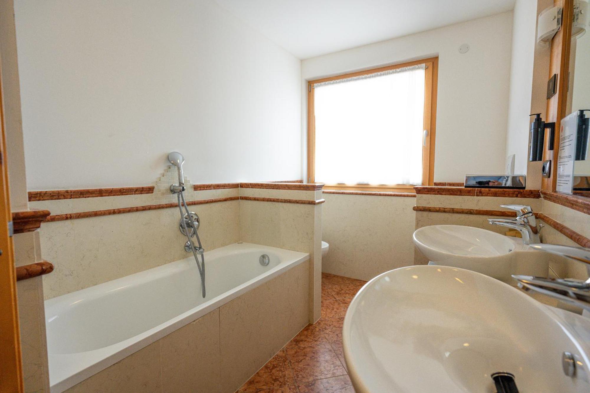 Wellness Hotel Lupo Bianco Canazei Esterno foto